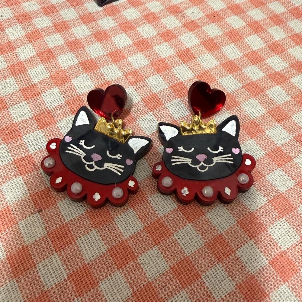 Charming Cat Earrings with Red and Black Queen of hearts